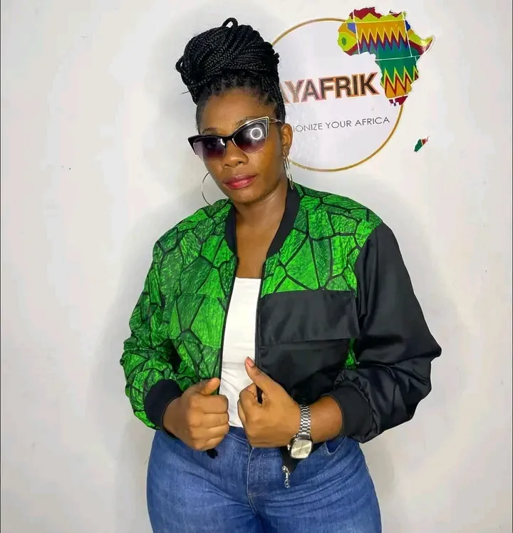 🔥 l’unique Bomber crop qui affine votre taille et sublime vos formes en un instant. ✨