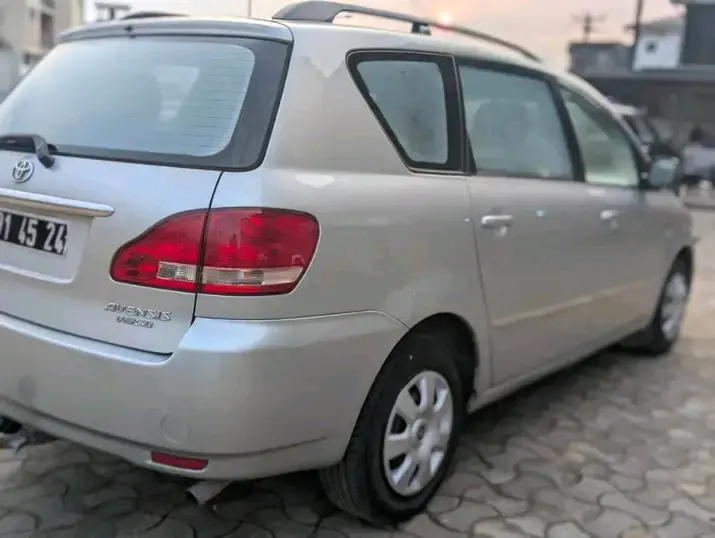 Avensis verso