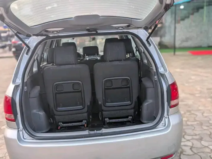 Avensis verso