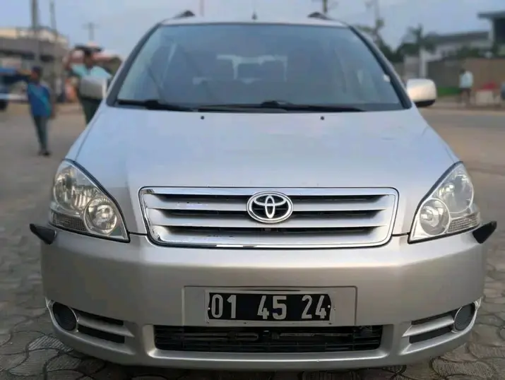 Avensis verso