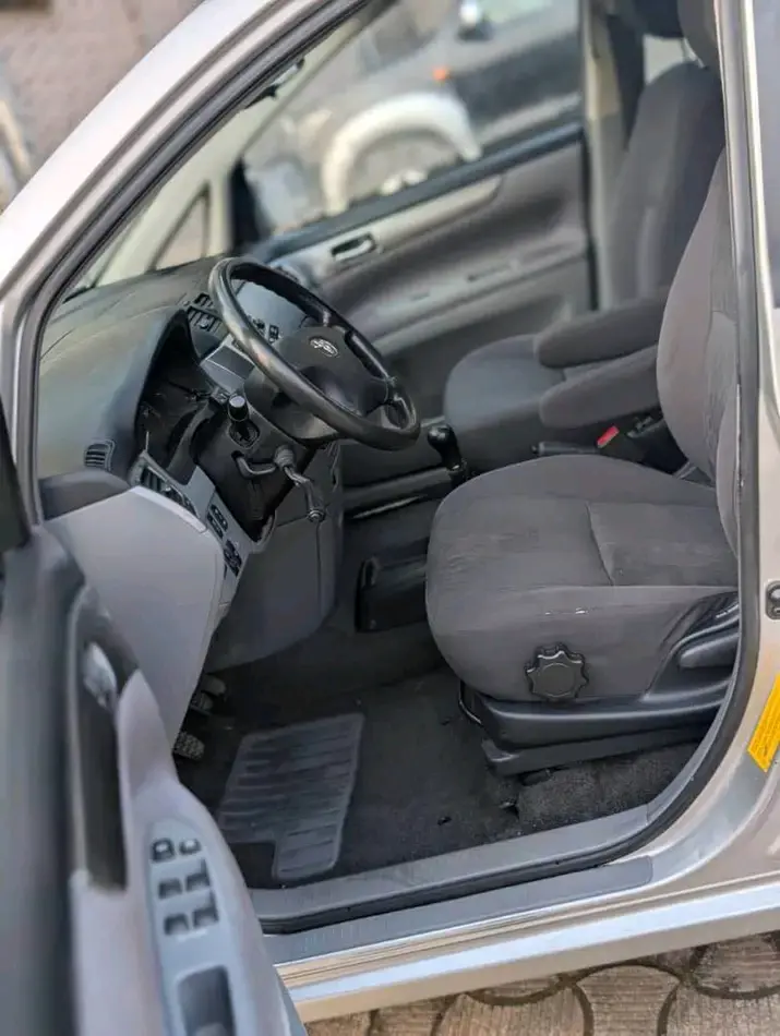 Avensis verso