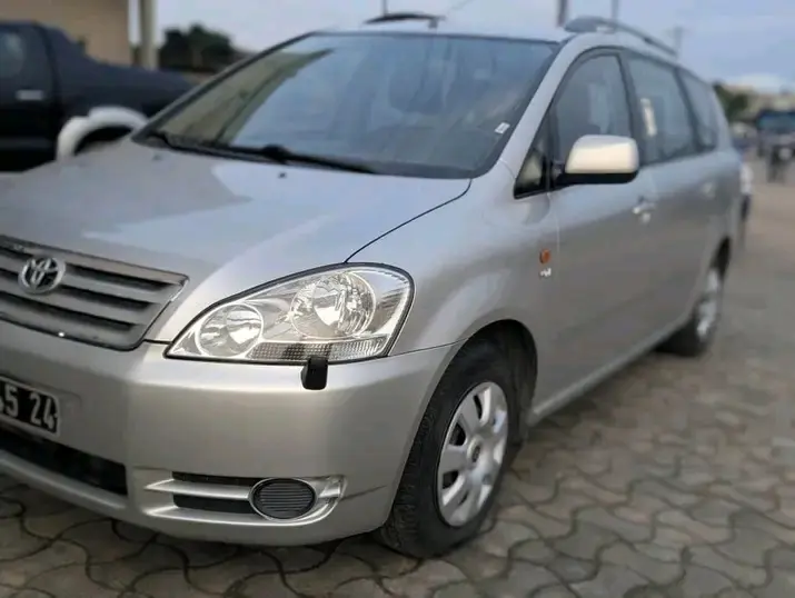 Avensis verso